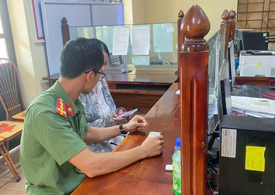 Đồng chí Sang hướng dẫn người dân đăng nhập tài khoản VNeID từ điện thoại cũ.
