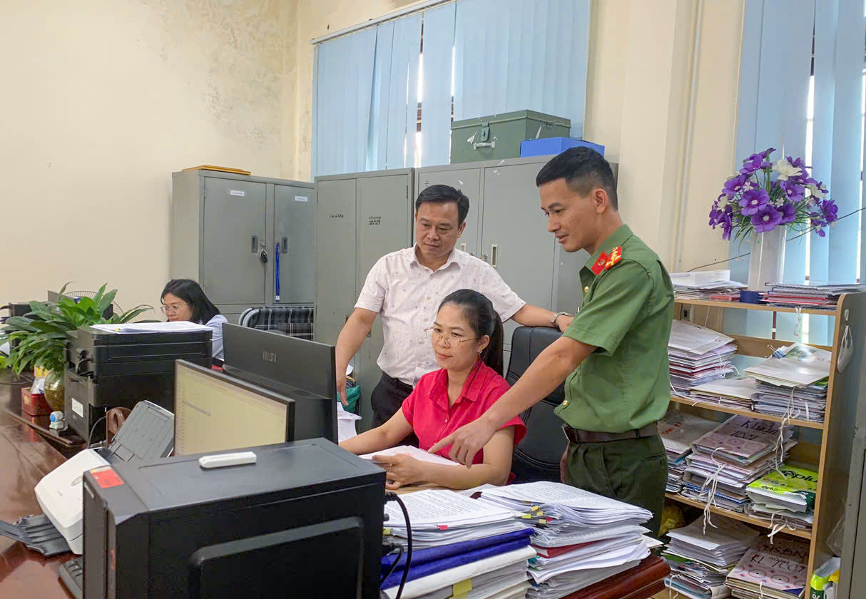 Công an xã Phú Bình phối hợp, hướng dẫn Ban Xây dựng Đảng xã thực hiện rà soát tiêu chuẩn chính trị