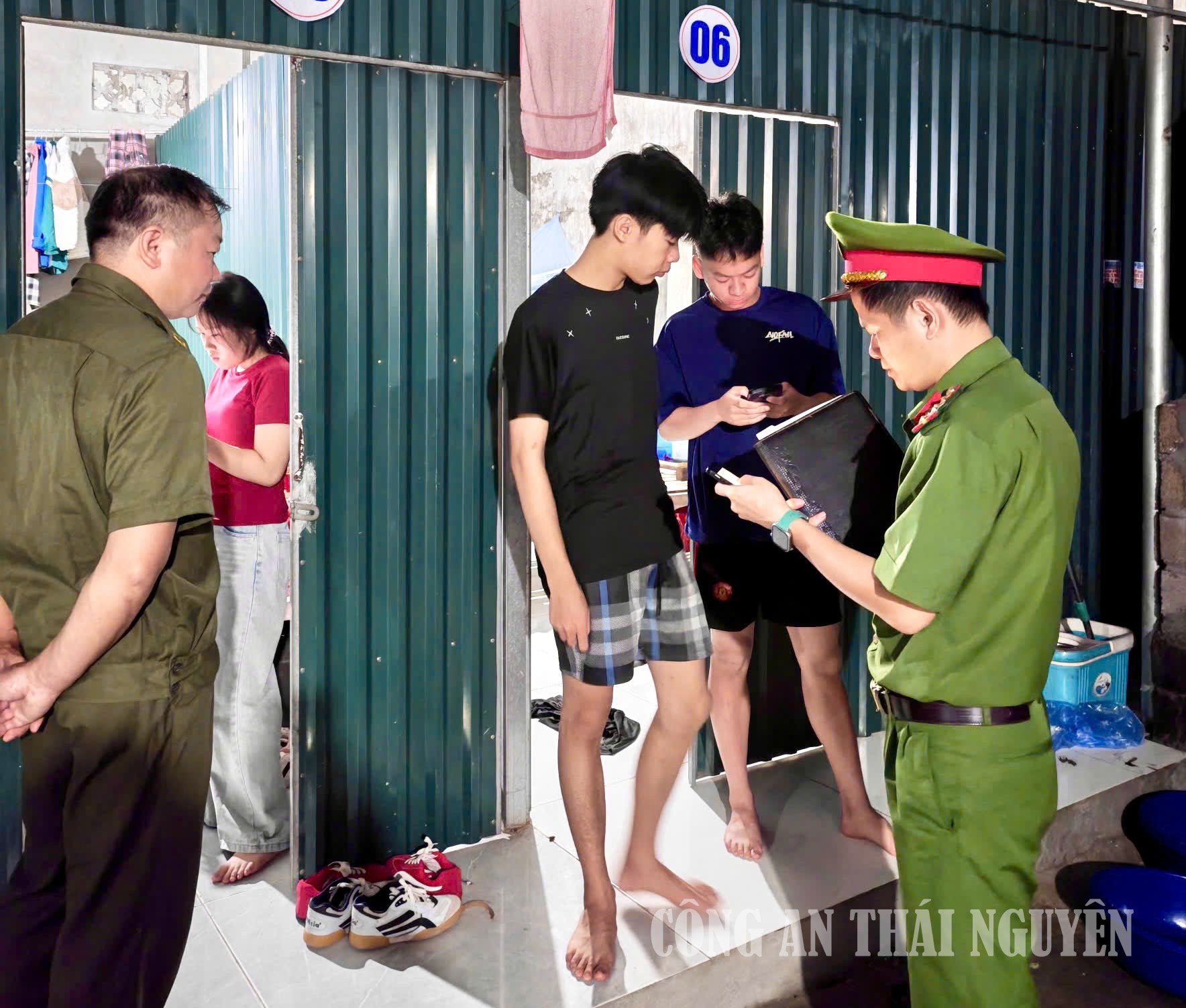 Cán bộ Công an xã hướng dẫn học sinh thuê trọ thực hiện đầy đủ quy định về cư trú