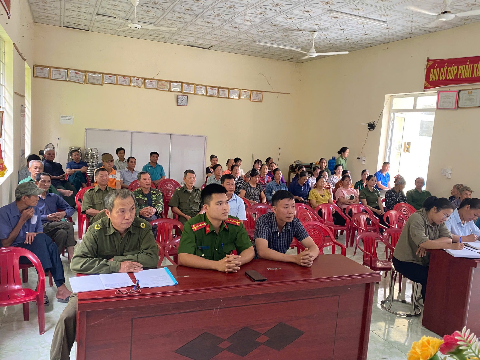 Nhân dân thôn 3 tham gia buổi tuyên truyền