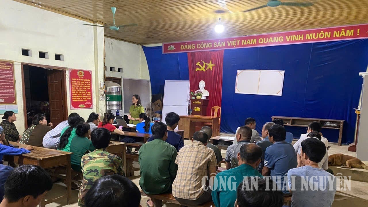Phối hợp với lực lượng Kiểm lâm tuyên truyền tới nhân dân