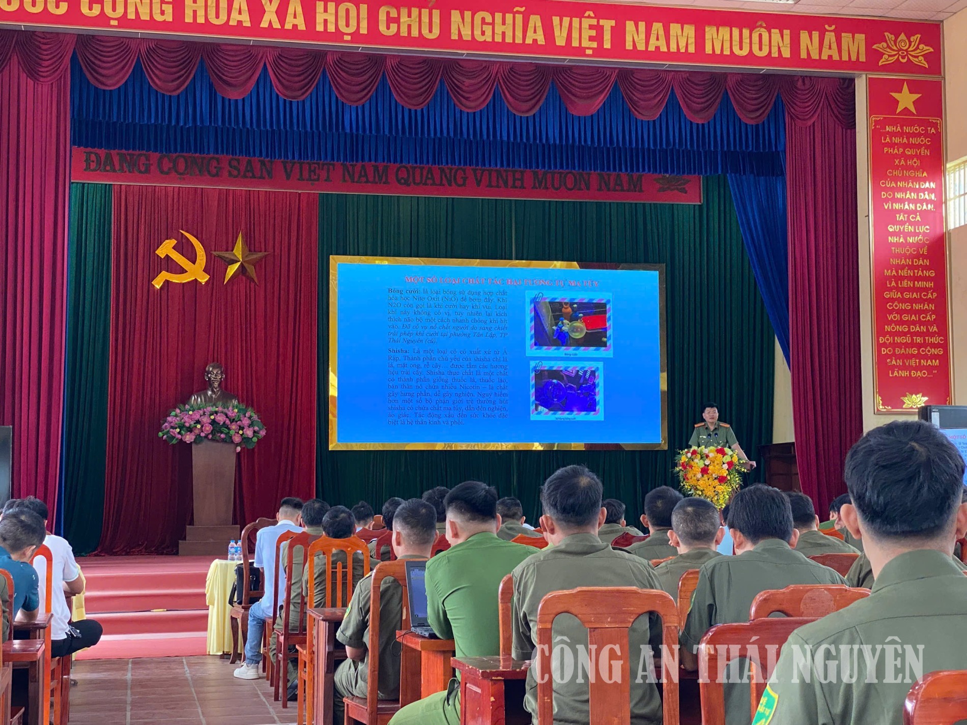 Cán bộ Công an tuyên truyền, hướng dẫn các nội dung về phòng, chống tệ nạn xã hội