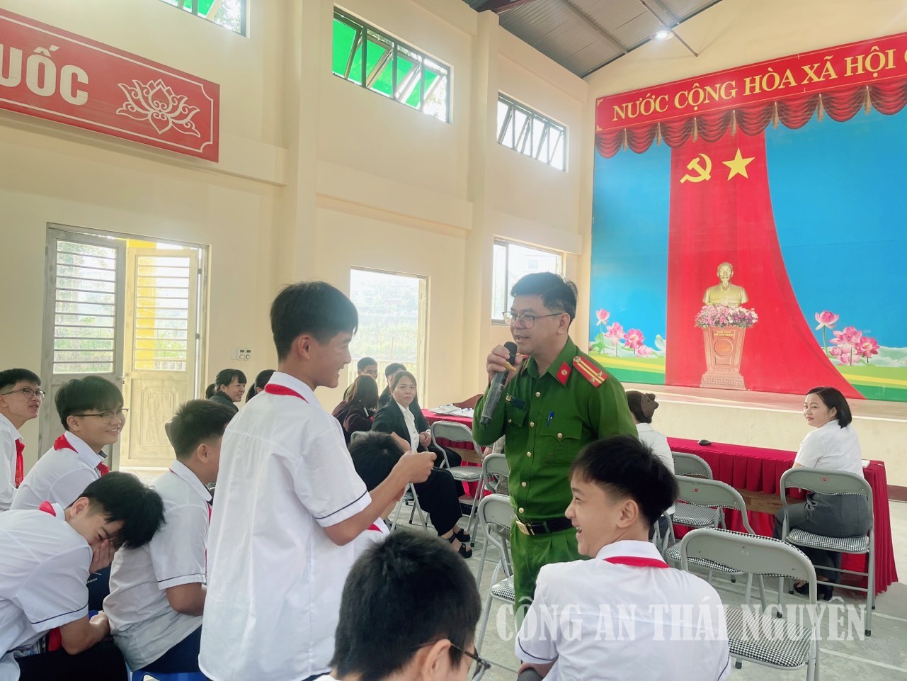 Trao đổi và giải đáp các tình huống thực tế với học sinh nhà trường