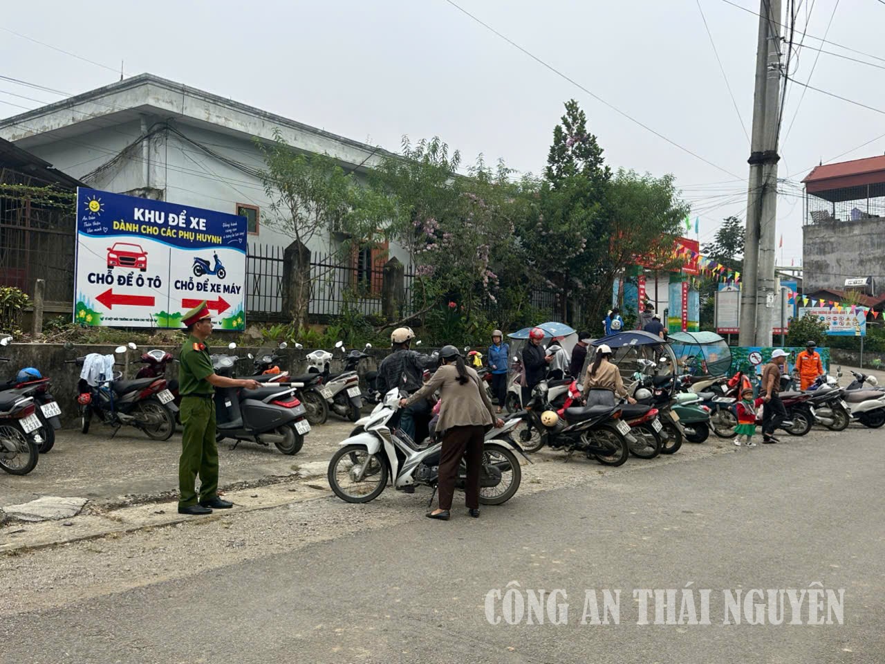 Cán bộ Công an xã trực tiếp hướng dẫn, phân luồng giao thông tại khu vực cổng trường