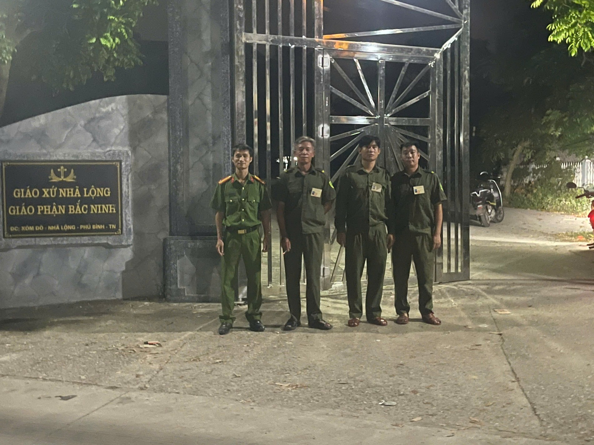 Tuần tra khu vực nhà thờ giáo xứ Nhã Lộng, xóm Hợp Thành 2, xã Phú Bình.