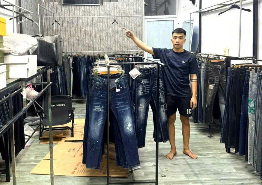 Nguyễn Văn Duy cùng tang vật trong cửa hàng Duy Bom