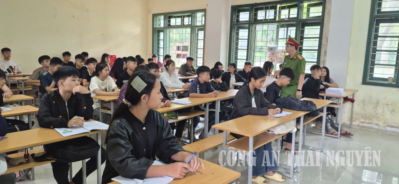 Lực lượng Công an xã tuyên truyền, phổ biến pháp luật trên lớp học
