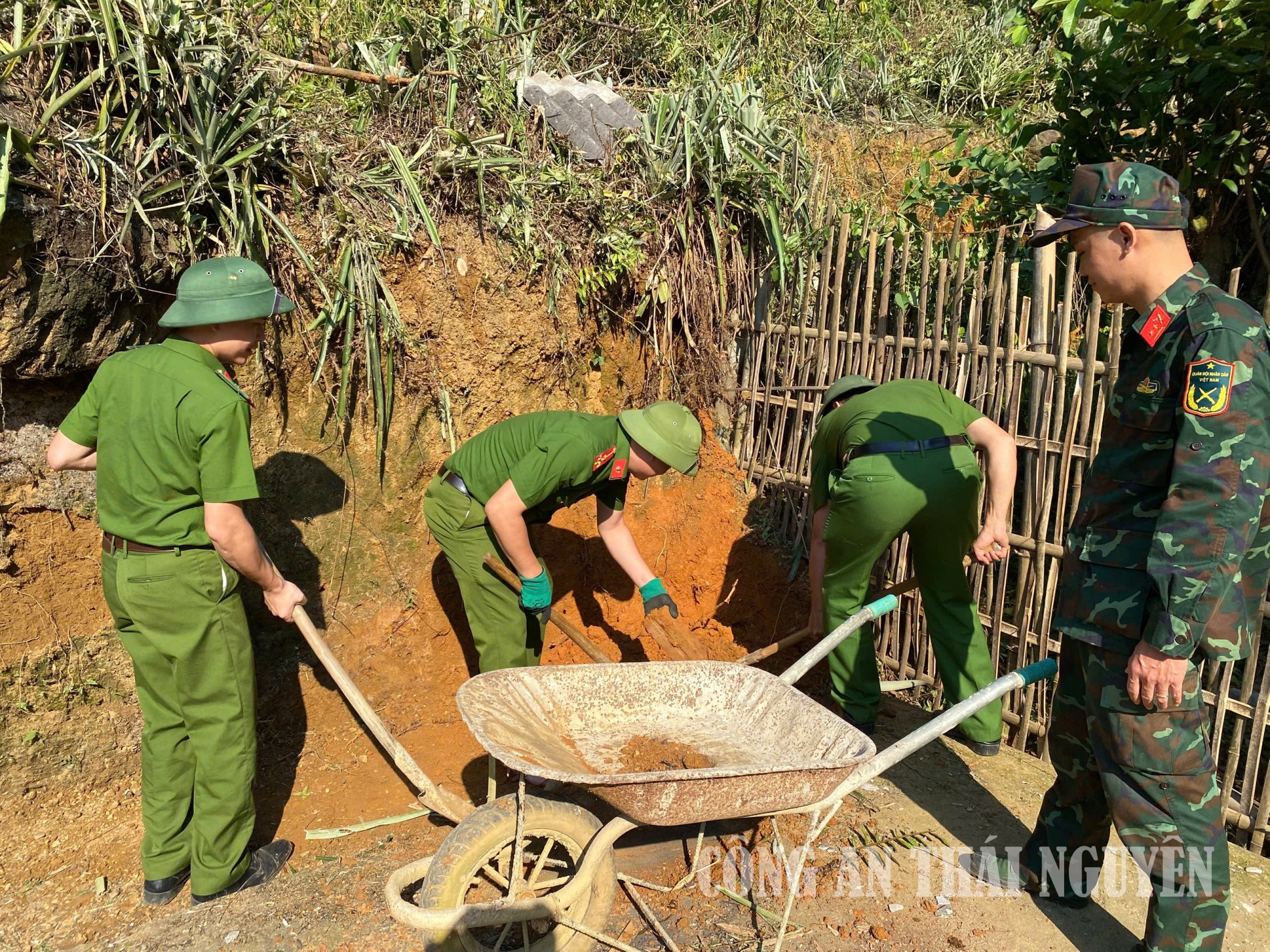 Công an xã Chợ Đồn hỗ trợ xây dựng nhà ở cho gia đình chị Bàn Thị Mây, hộ nghèo tại thôn 1, xã Chợ Đồn