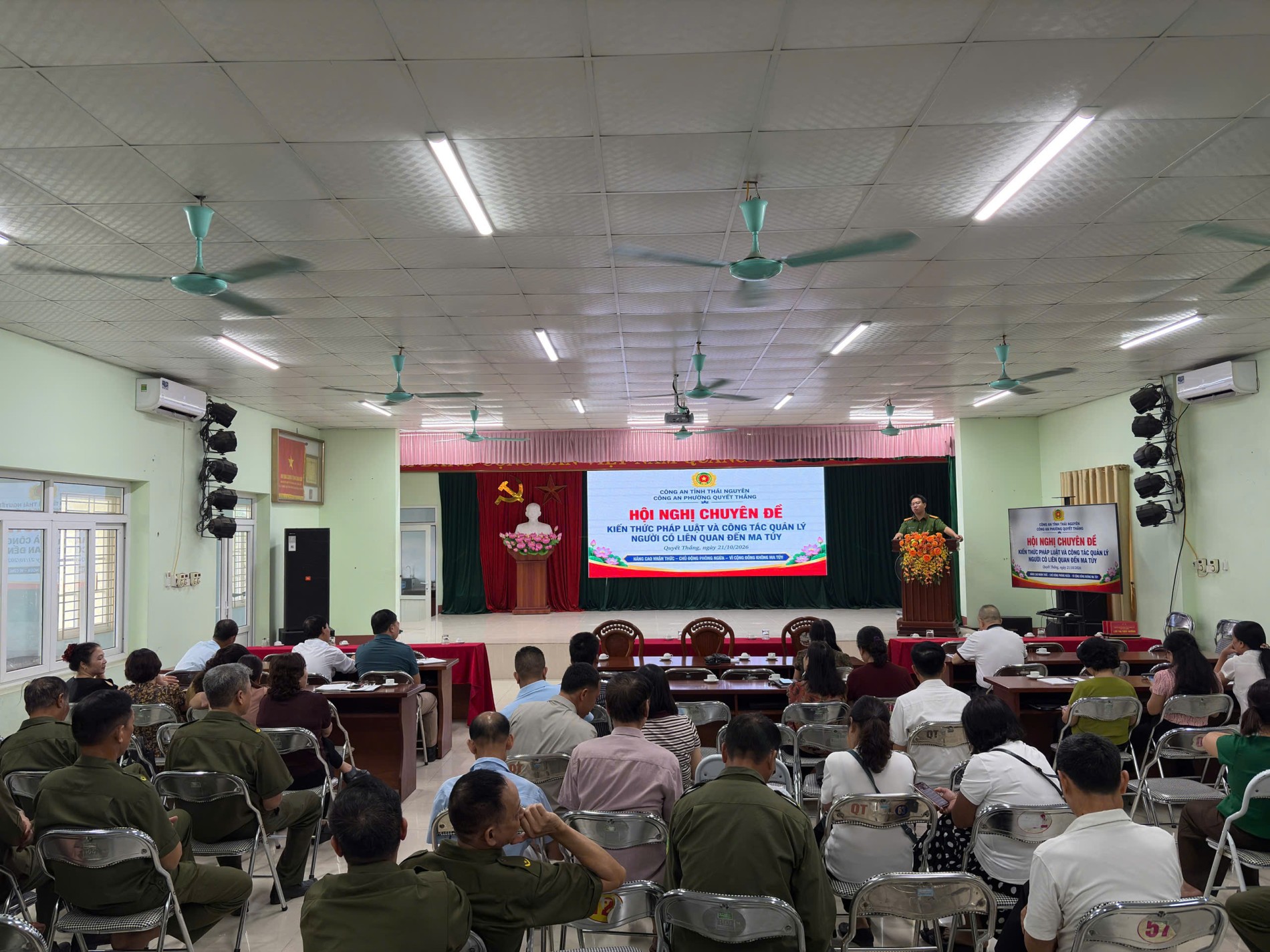 Cán bộ Công an phường tuyên truyền pháp luật tại hội nghị