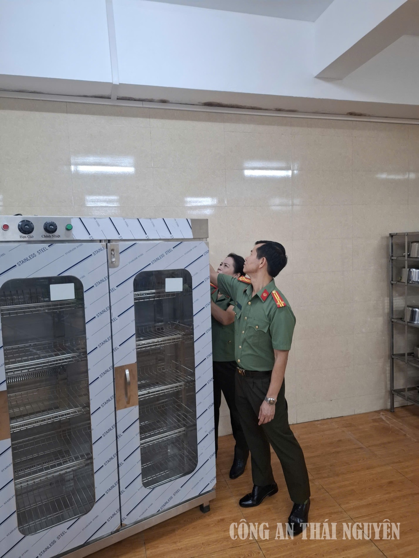 Ban Giám hiệu nhà trường kiểm tra thiết bị