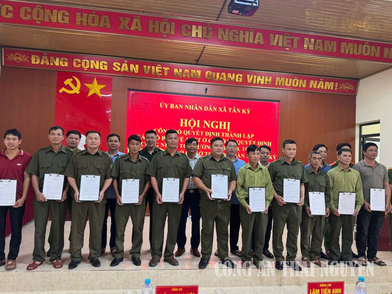 Công bố quyết định thành lập các tổ bảo vệ an ninh, trật tự ở cơ sở
