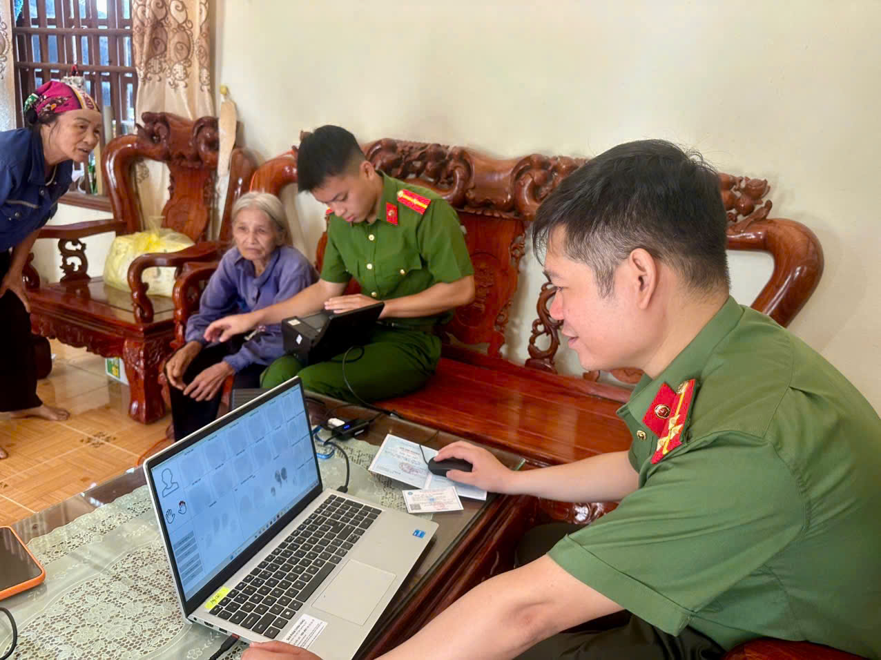 Cán bộ Công an xã hỗ trợ làm căn cước cho công dân