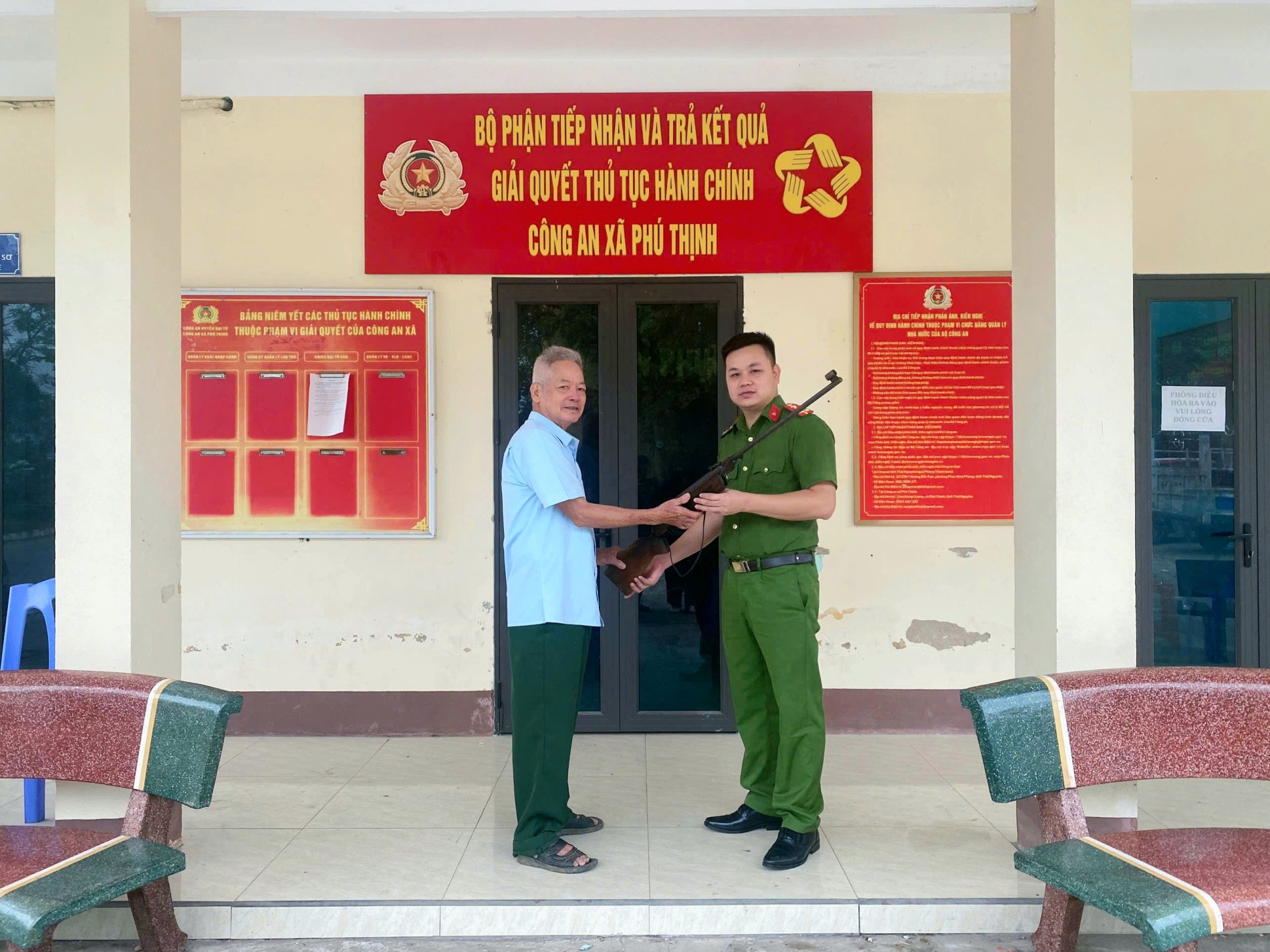 Công an xã tiếp nhận vũ khí do người dân tự nguyện giao nộp