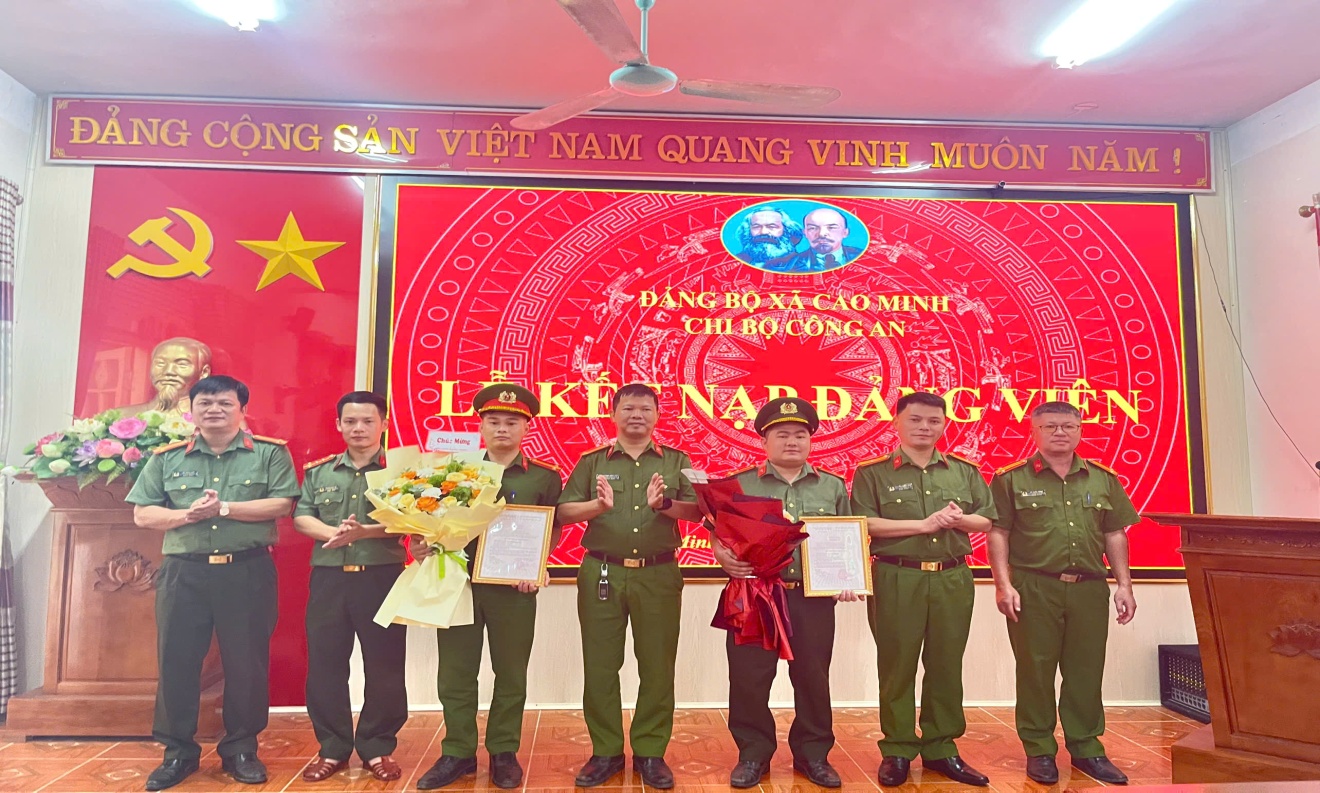 Chi ủy chi bộ và chỉ huy Công an xã tặng hoa chúc mừng 02 quần chúng ưu tú