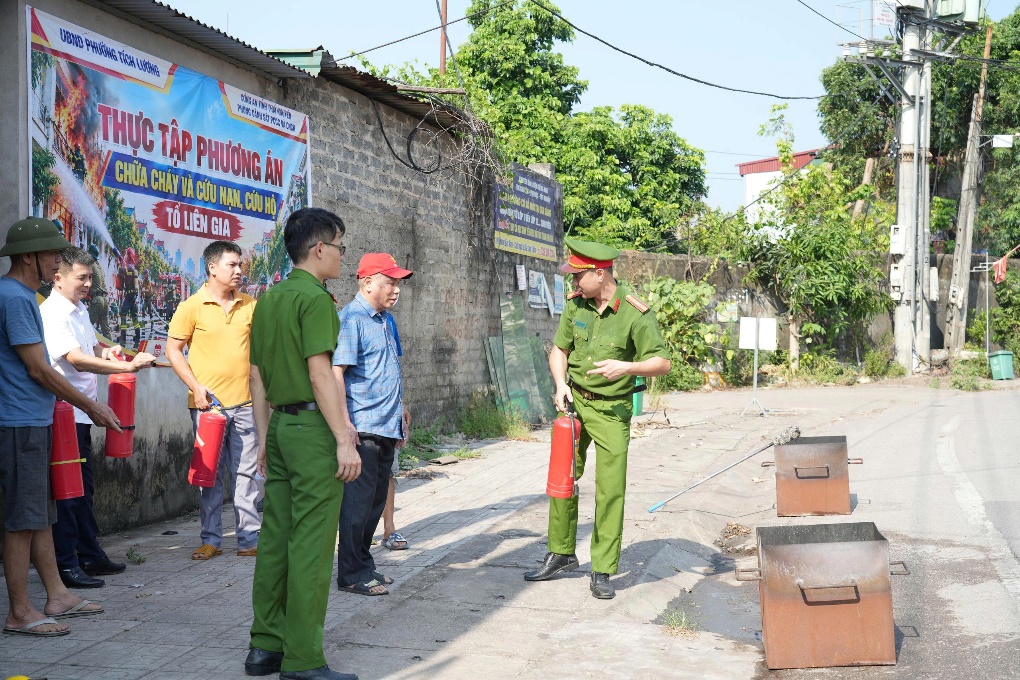 Cán bộ Phòng Cảnh sát PCCC & CNCH hướng dẫn an toàn khi dập đám cháy