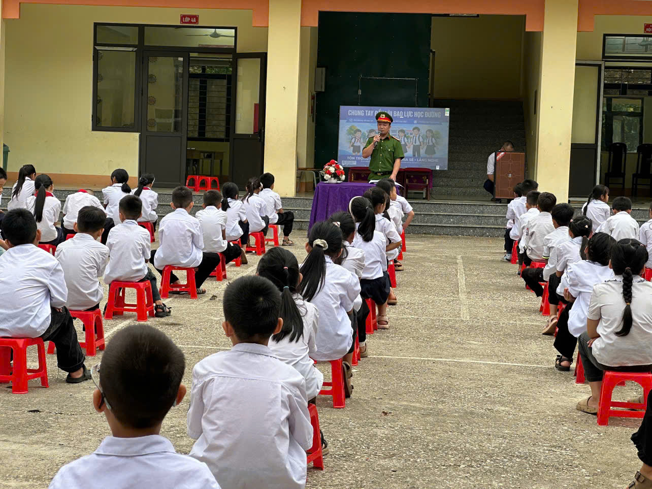 Cán bộ Công an xã Quảng Bạch tuyên truyền, phổ biến, giáo dục pháp luật cho học sinh.
