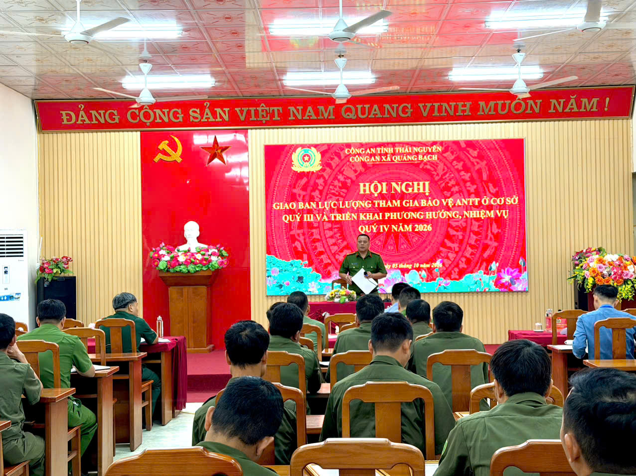 Đ/c Thượng tá Triệu Tài Chu - Trưởng Công an xã chủ trì cuộc giao ban
