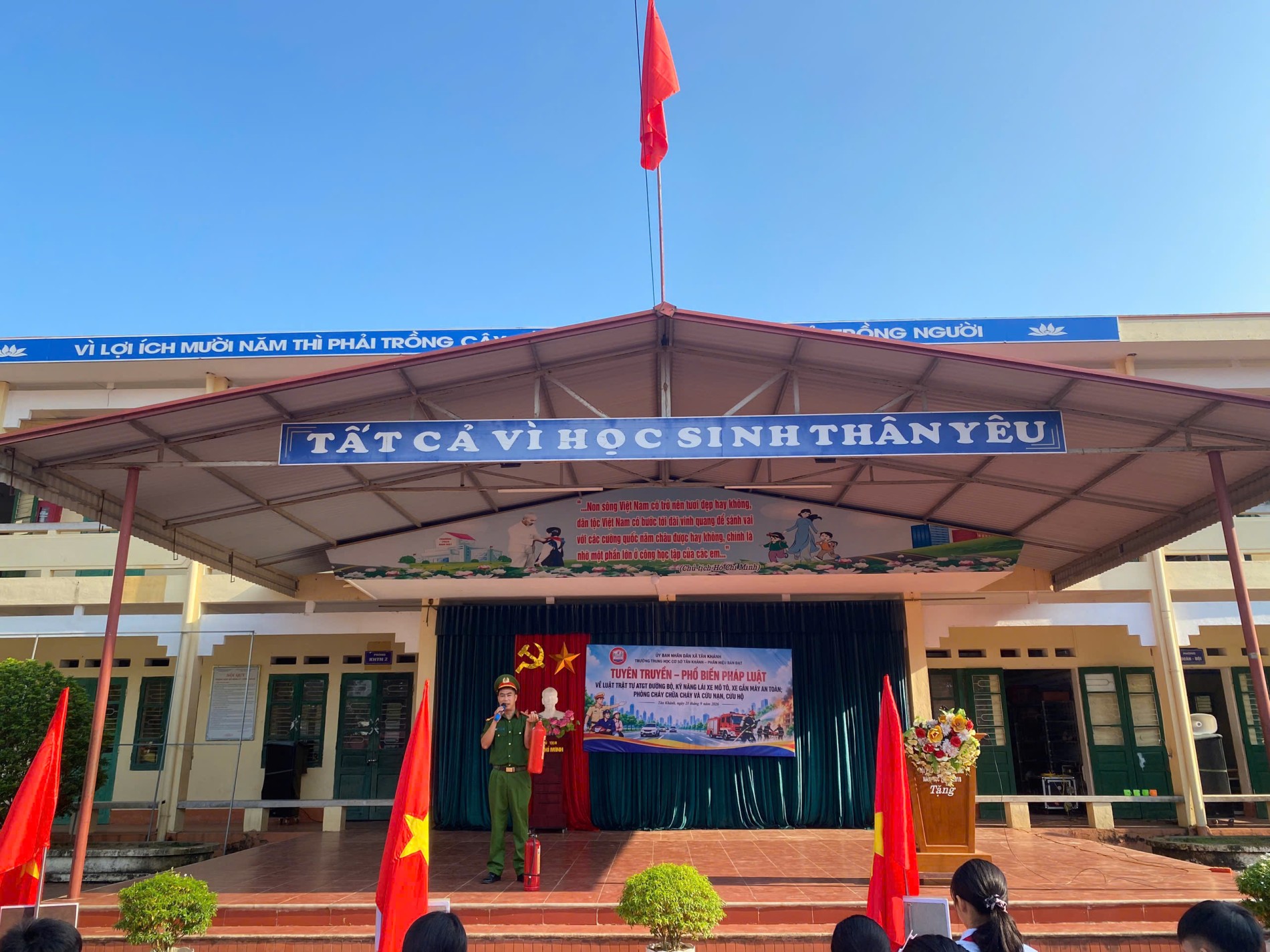 Công an xã Tân Khánh tuyên truyền, phổ biến kiến thức về PCCC và CNCH tại các trường học trên địa bàn.