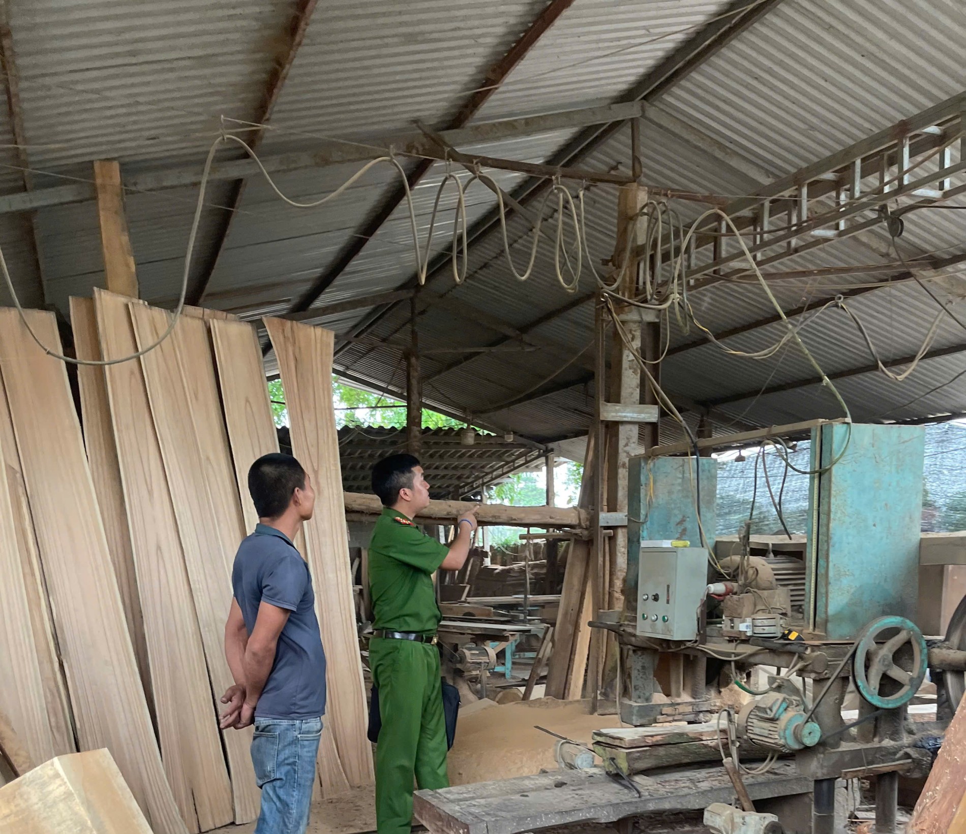 Đoàn kiểm tra tiến hành kiểm tra, nhắc nhở và hướng dẫn các hộ kinh doanh trên địa bàn về PCCC và CNCH