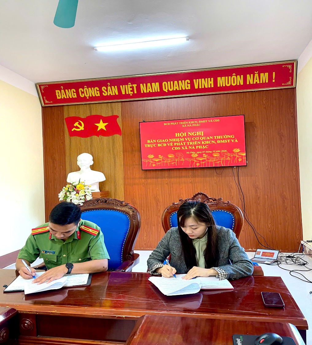 Trưởng Công an xã và Chánh văn phòng Đảng uỷ xã ký bàn giao nhiệm vụ