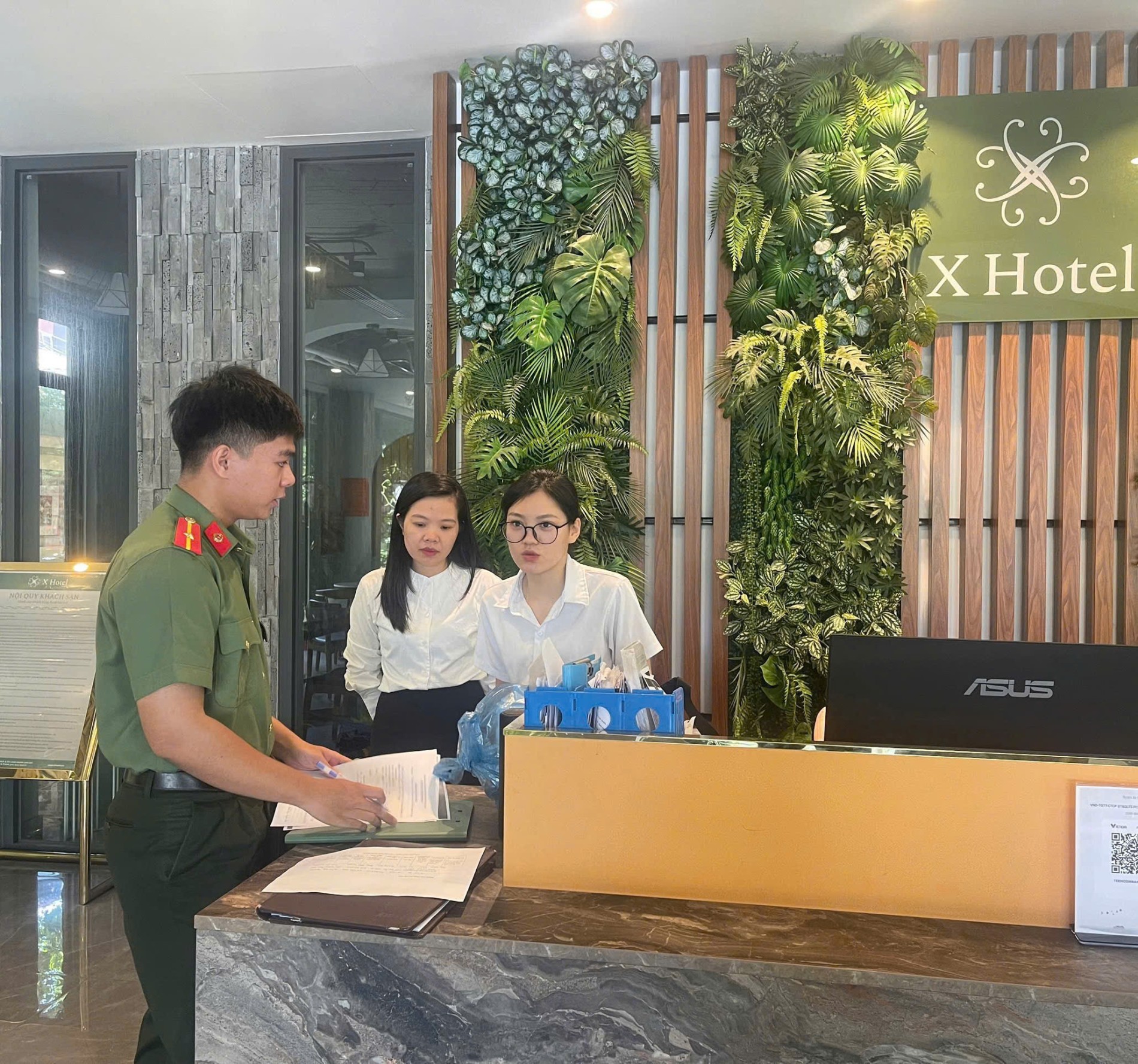 Công an phường Phan Đình Phùng tuyên truyền, hướng dẫn cơ sở lưu trú khai báo trên hệ thống phần mềm.