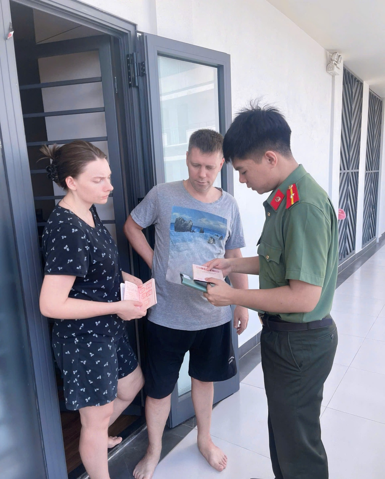 Công an phường Phan Đình Phùng kiểm tra hộ chiếu, thị thực của người nước ngoài