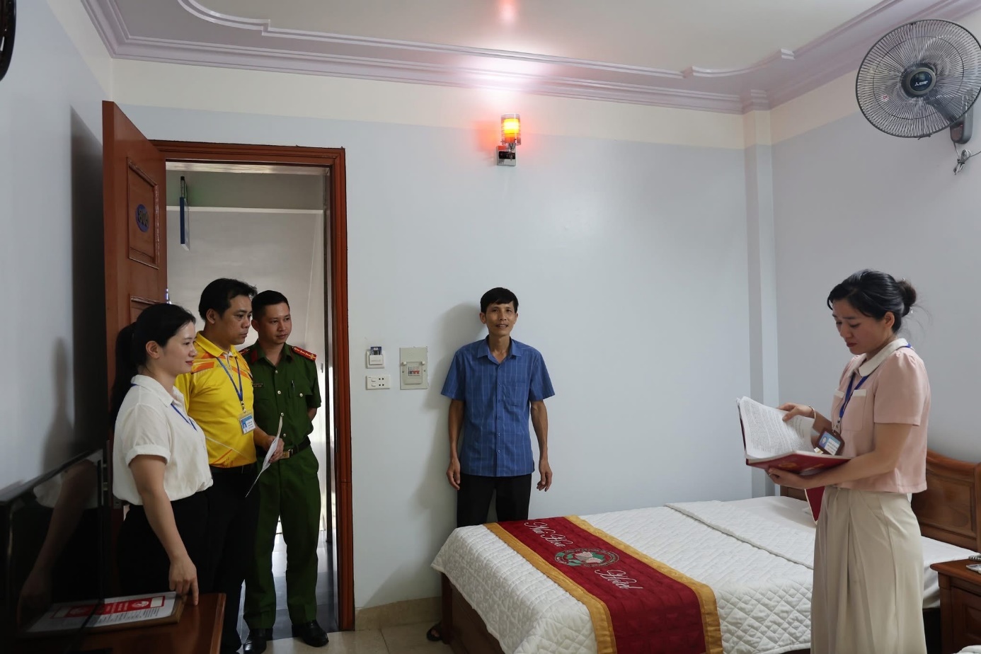 Công an phường kiểm tra cư trú