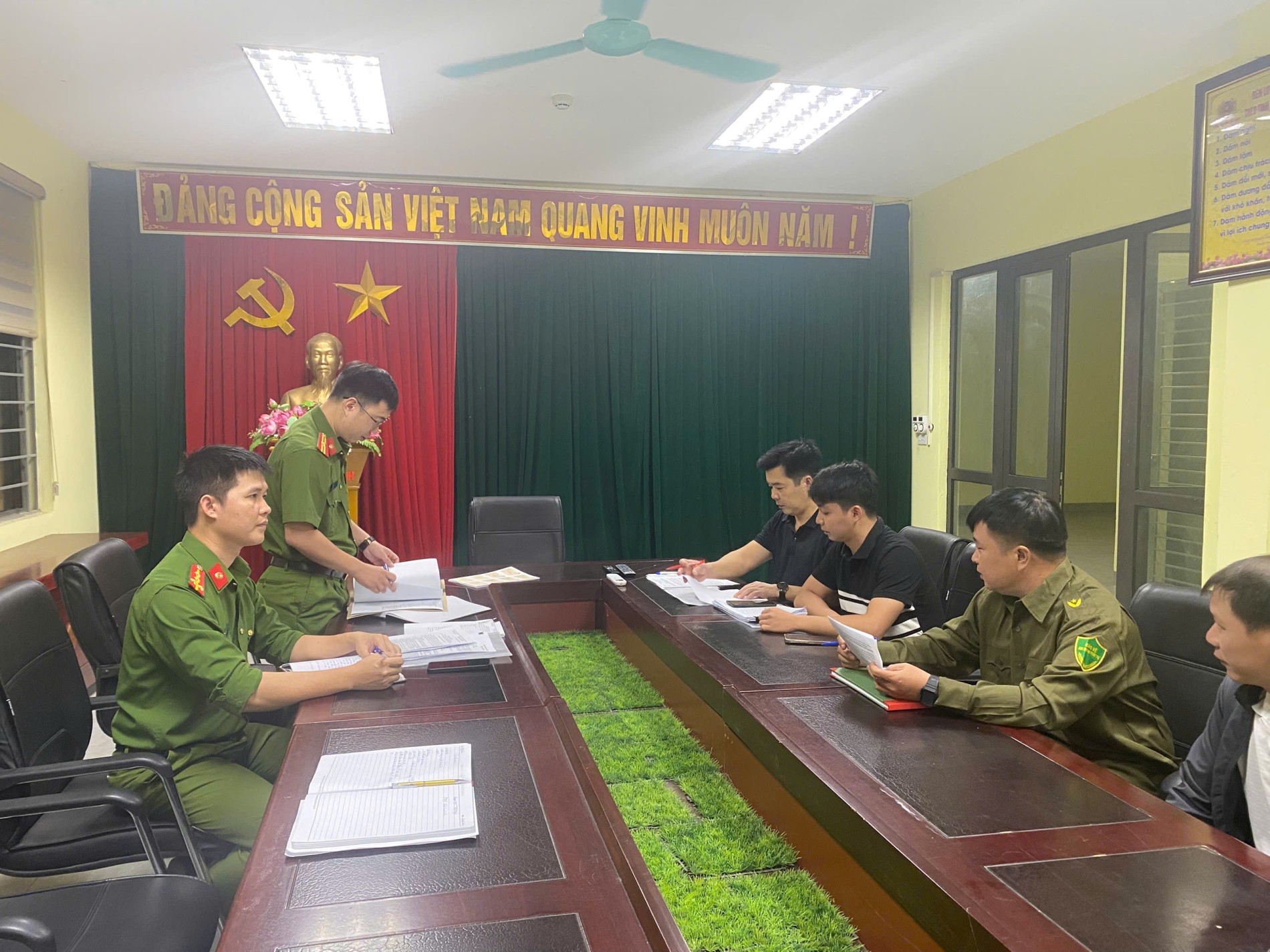 Công an xã làm việc với Trường THPT Ba Bể về công tác kiểm tra, quản lý cư trú