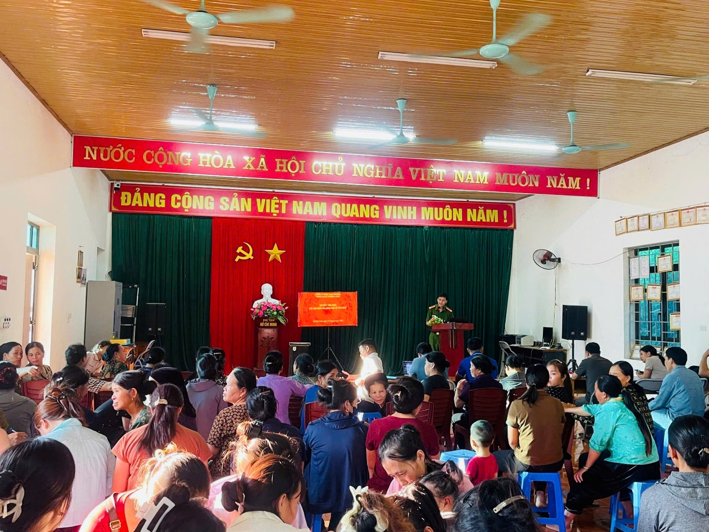 Đại biểu và quần Đại biểu và quần chúng nhân dân tham gia nghe tuyên truyền
