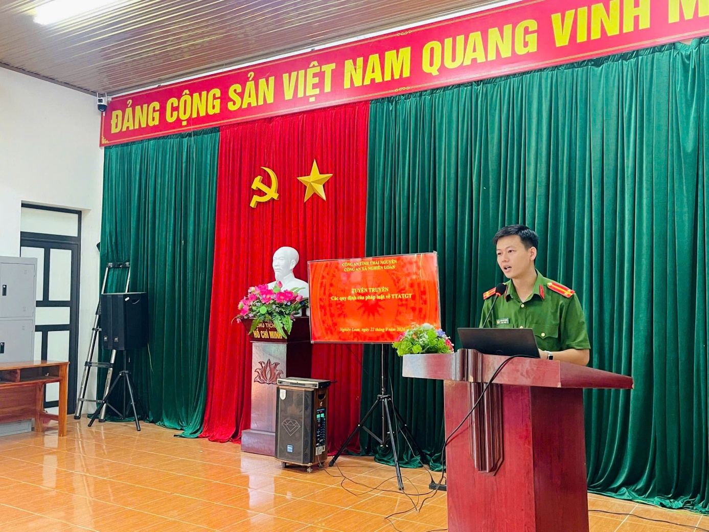 Cán bộ Công an xã tuyên truyền, phổ biến pháp luật về trật tự, an toàn giao thông cho người dân trên địa bàn