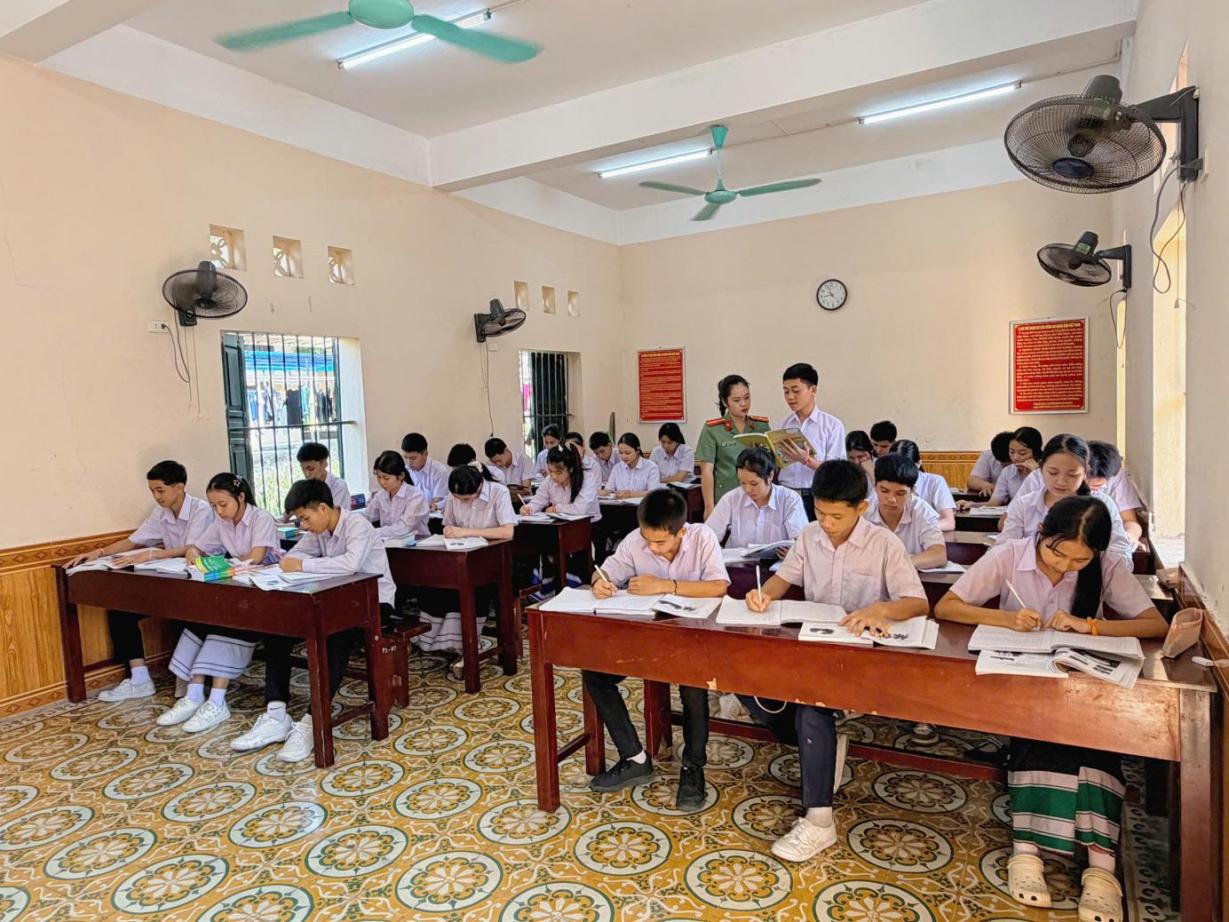 Ảnh 1. Giờ học tiếng Việt của học sinh lớp C19C tại trường Văn hóa CAND I