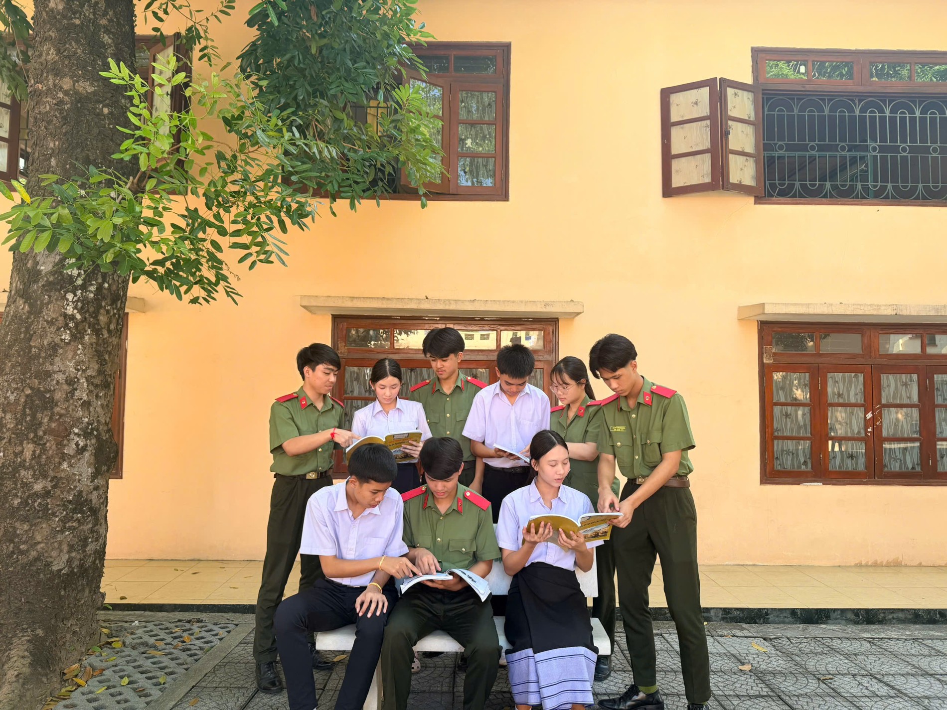 Ảnh 2. Học sinh Việt Nam giúp đỡ học sinh lớp C19 học tiếng Việt ngoài giờ lên lớp.