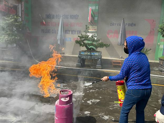 Thành viên tổ liên gia dập tắt đám cháy giả định