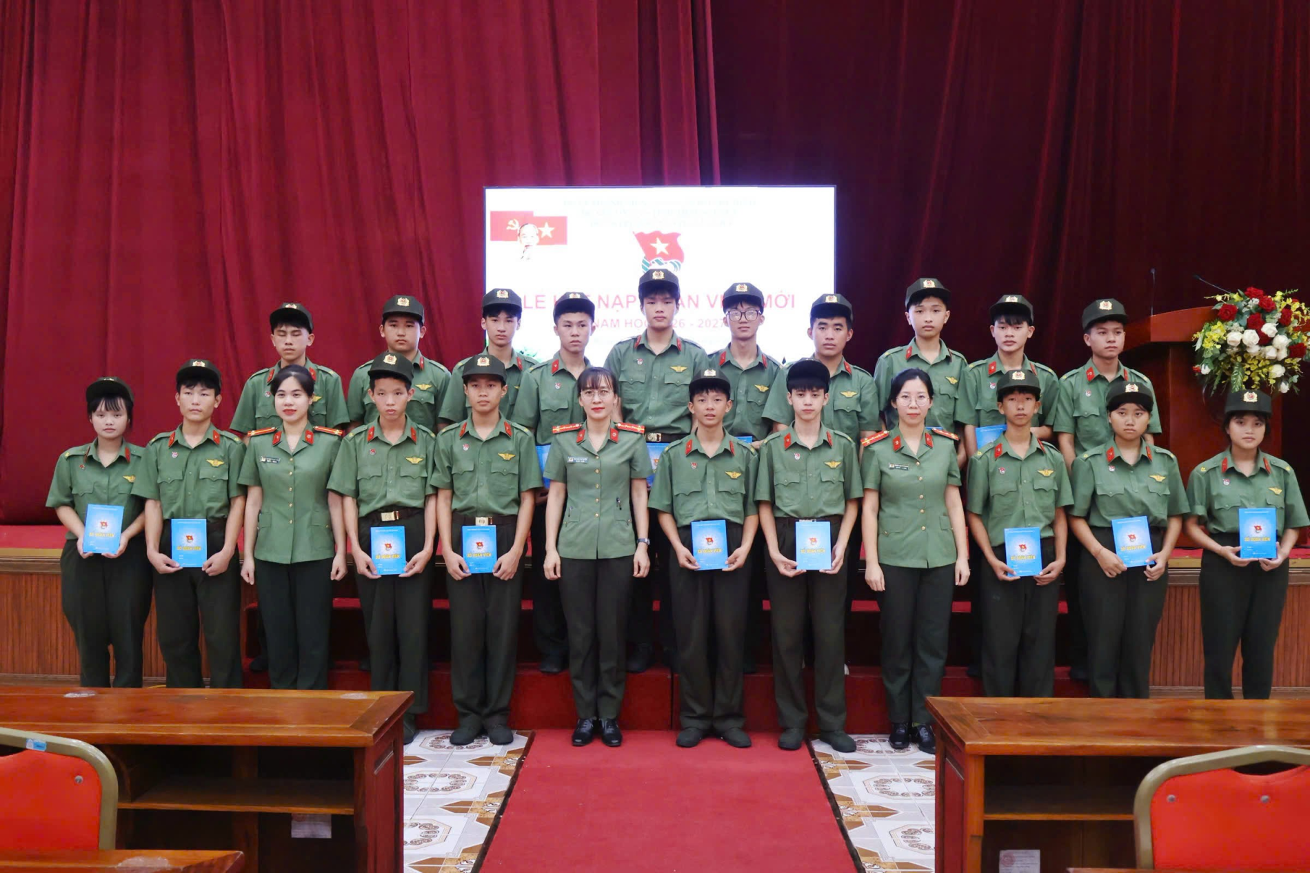 Ảnh 3: Đại biểu và đoàn viên chụp ảnh lưu niệm tại buổi lễ.