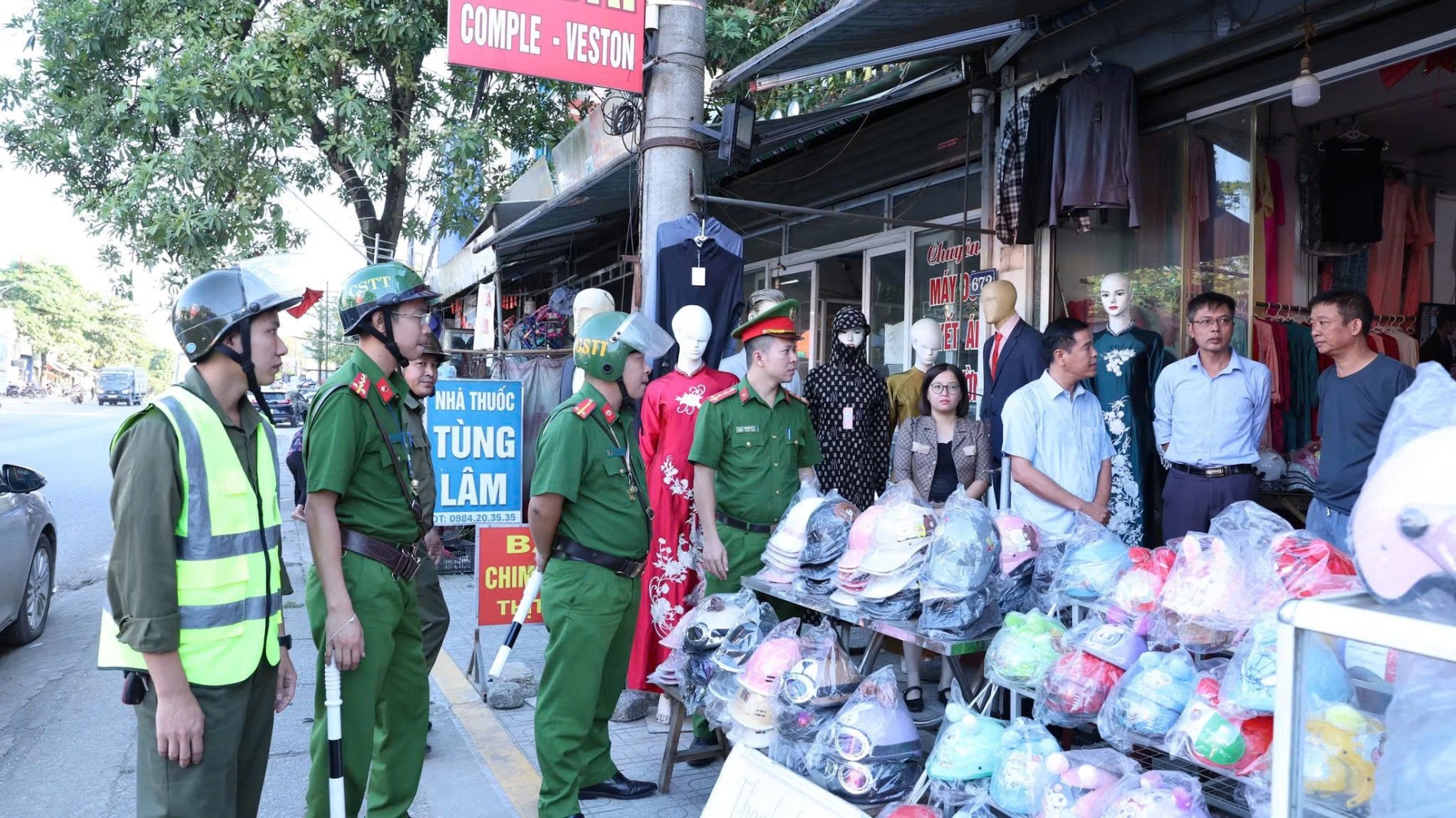 Công an xã Phú Lương giải quyết điểm nghẽn trật tự đô thị