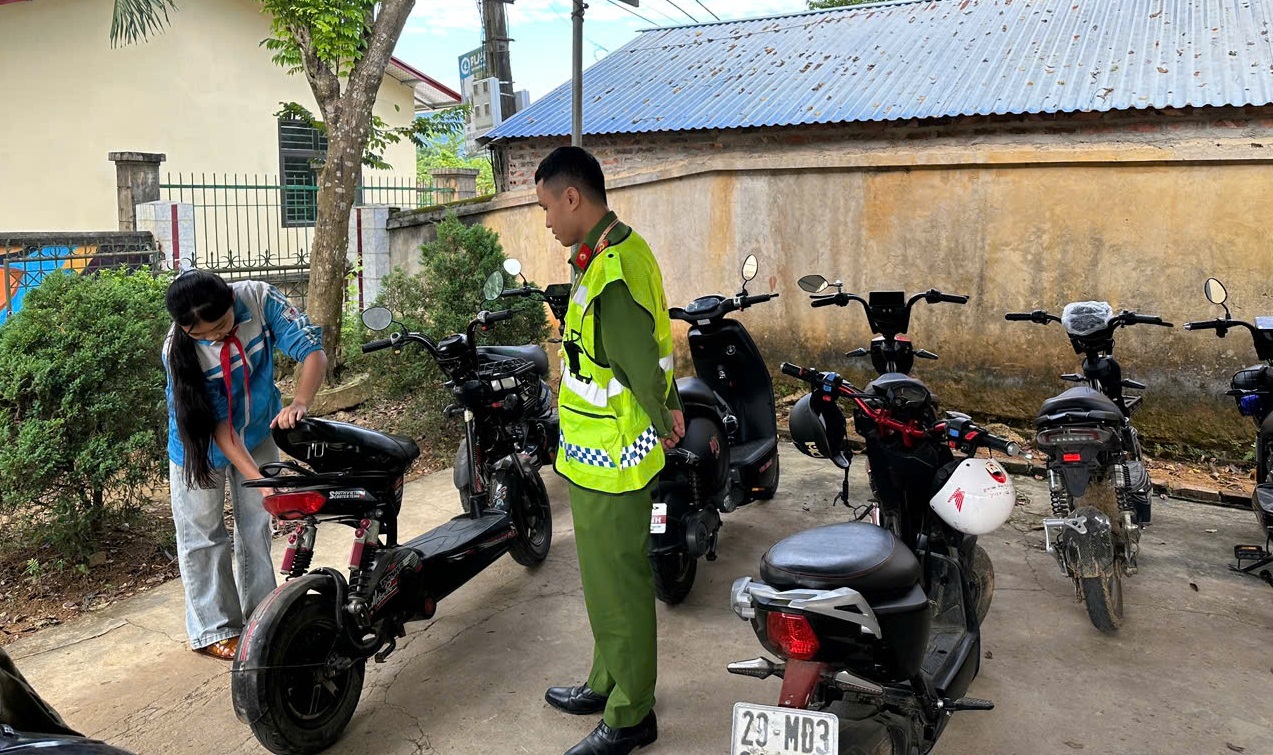 Công an xã Lam Vỹ kiểm tra, nhắc nhở học sinh không sử dụng xe điện độ chế