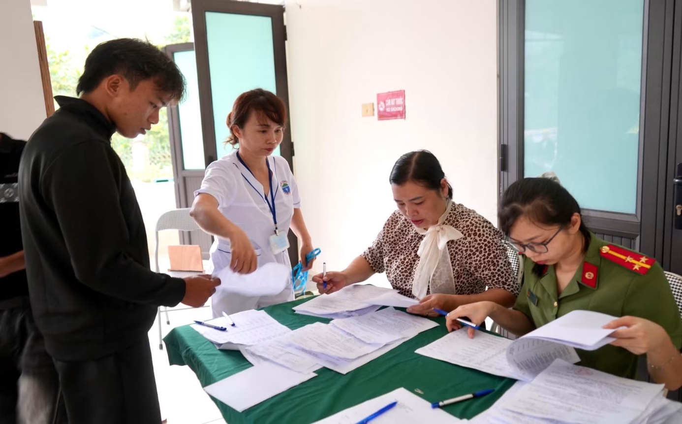 Thanh niên viết đơn tình nguyện tham gia nghĩa vụ Công an nhân dân năm 2027