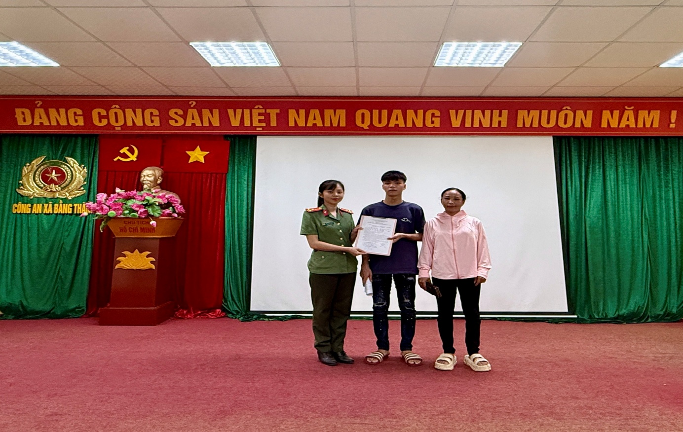 Thanh niên viết đơn tình nguyện tham gia nghĩa vụ Công an nhân dân năm 2027