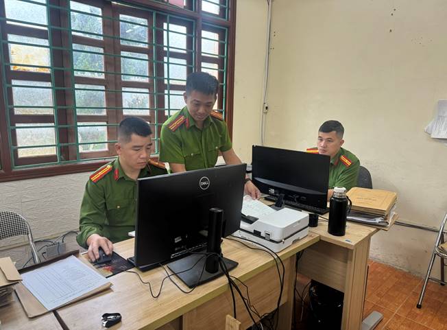 Công an phường Đức Xuân số hóa hồ sơ tàng thư cư trú, căn cước
