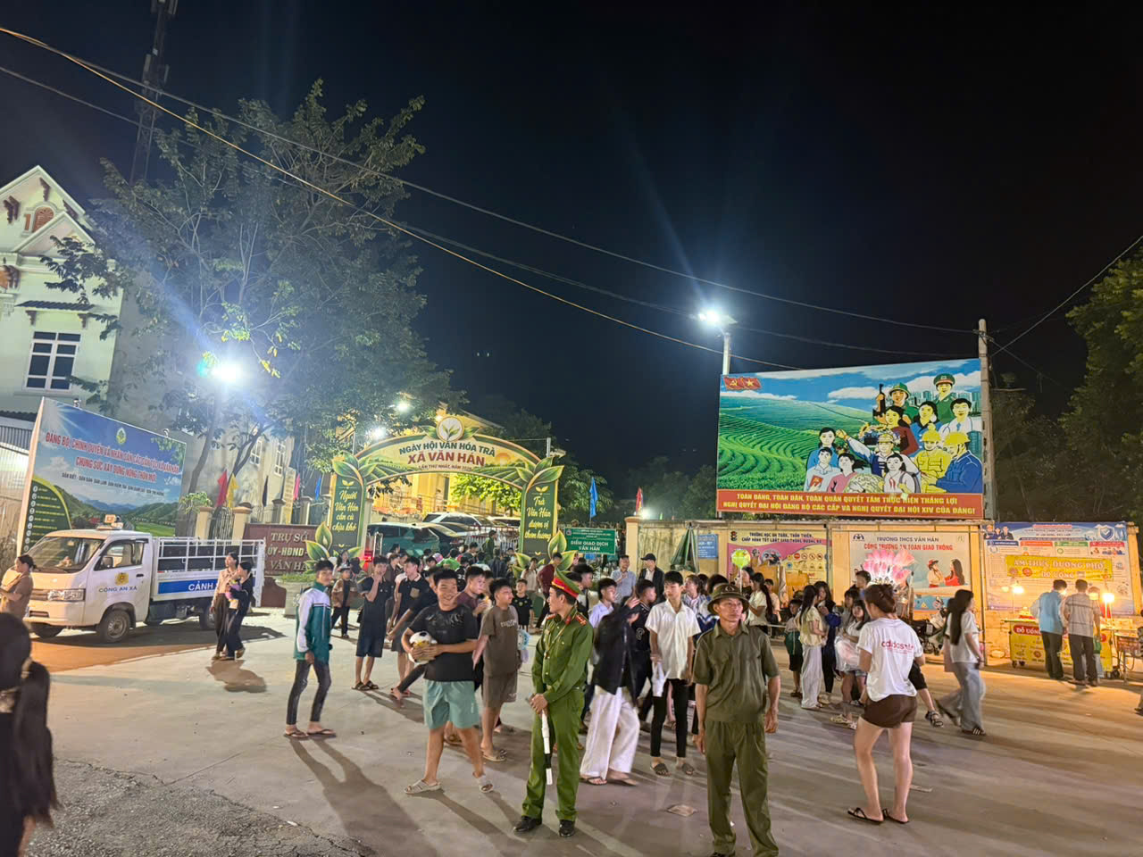 Lực lượng Công an xã Văn Hán tham gia đảm bảo ANTT tại Ngày hội Văn hóa Trà.