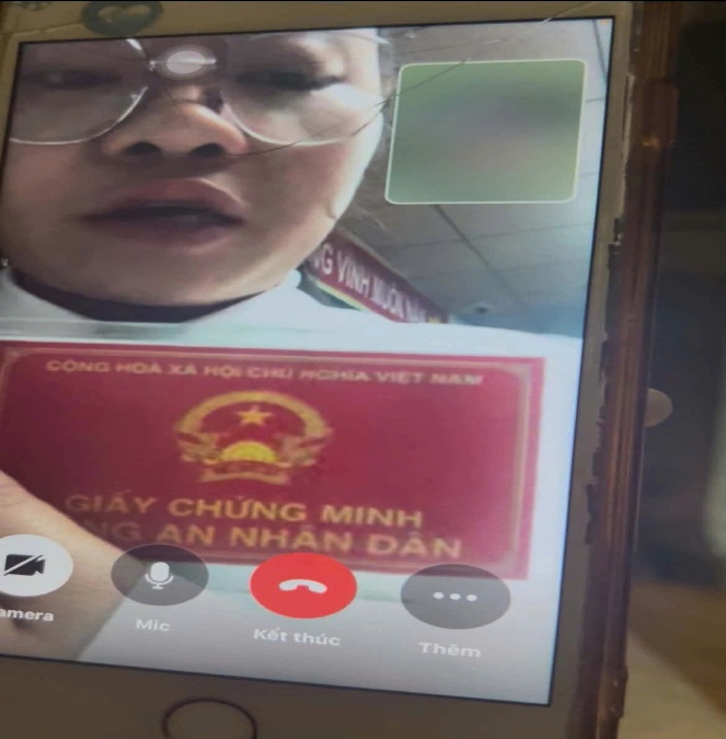 A person holding a phoneDescription automatically generated