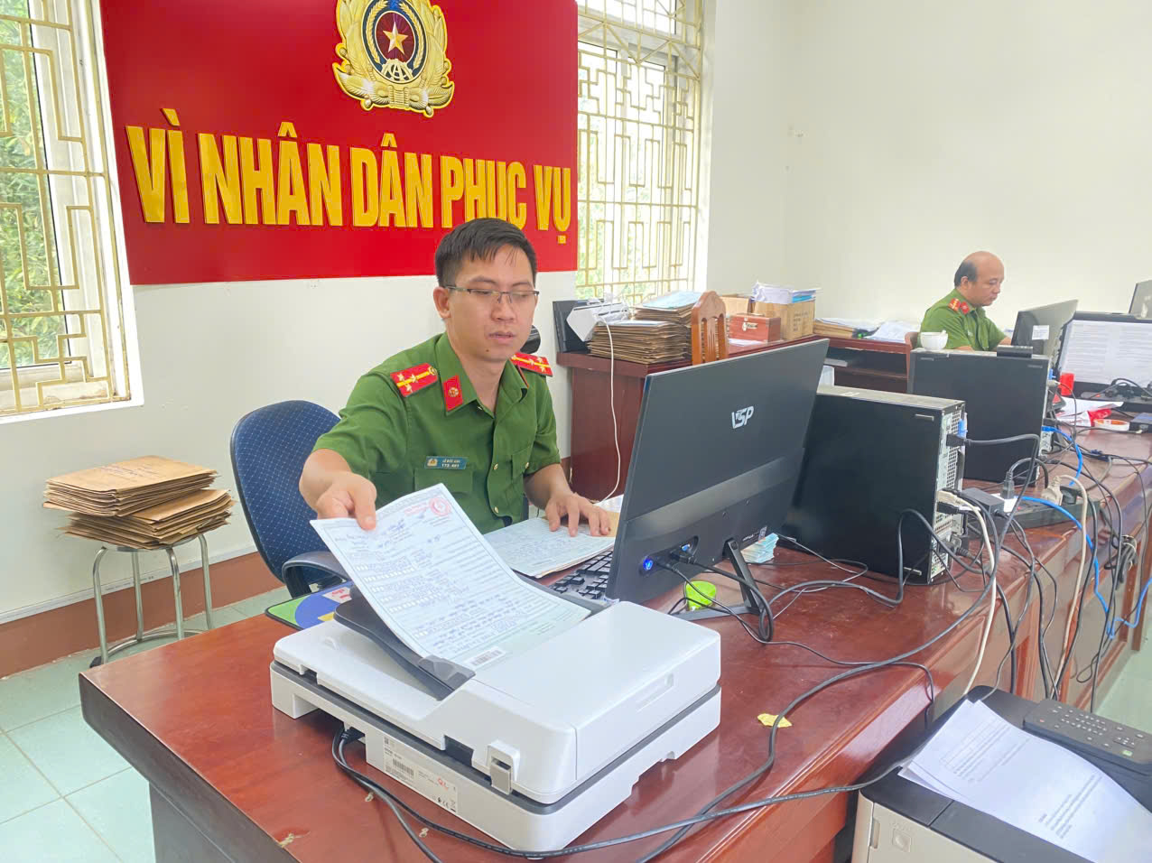 Công an xã Quân Chu số hóa hồ sơ cư trú, căn cước