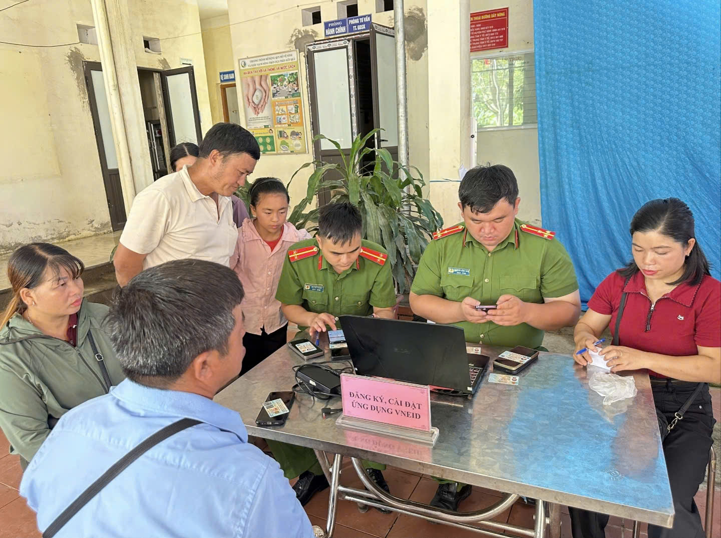 Cán bộ, chiến sĩ hướng dẫn nhân dân thực hiện thủ tục cấp căn cước công dân qua dịch vụ công