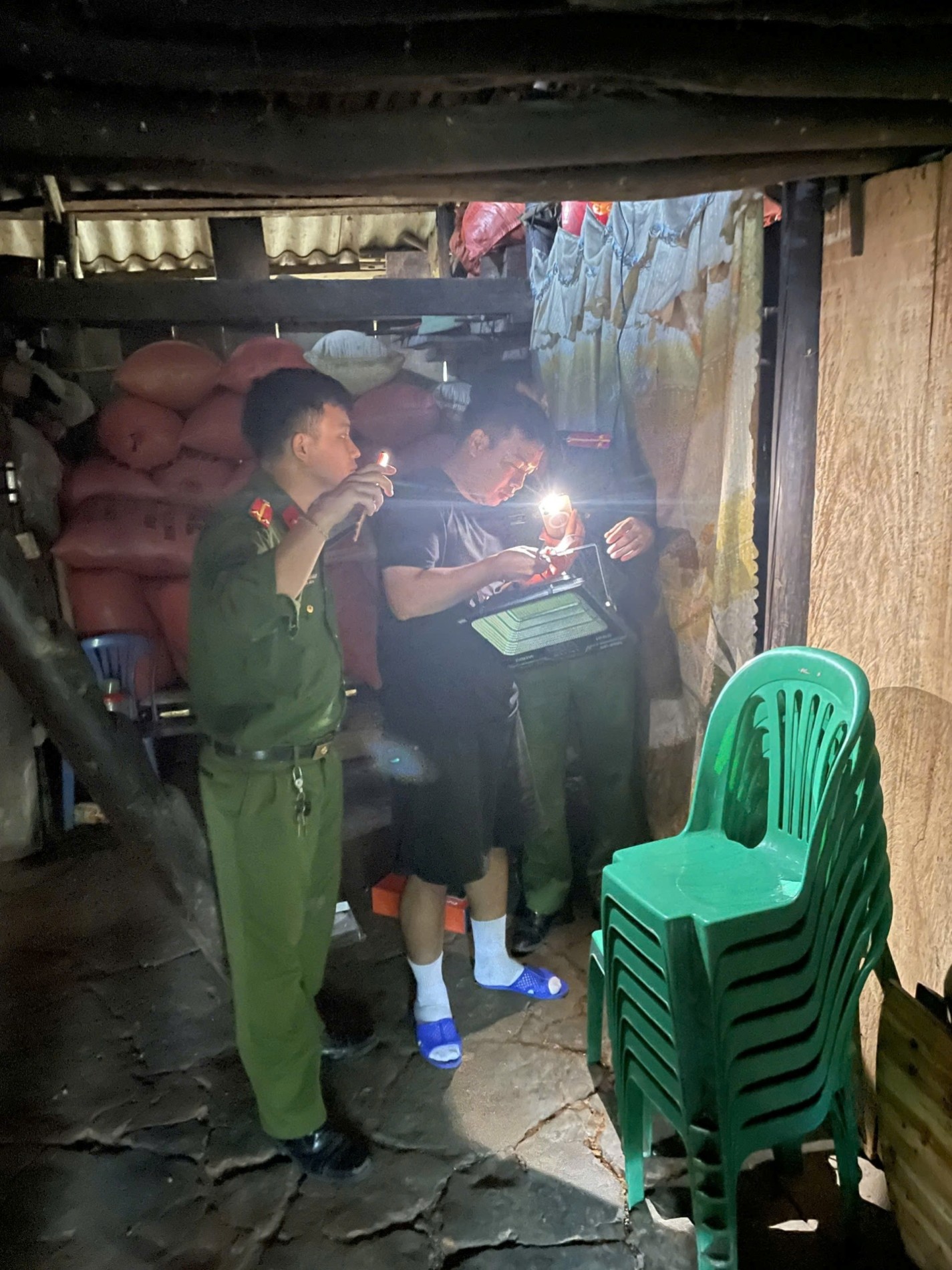 Cán bộ Công an xã Bằng Thành phối hợp lắp đặt đèn thắp sáng cho hộ dân trên địa bàn.