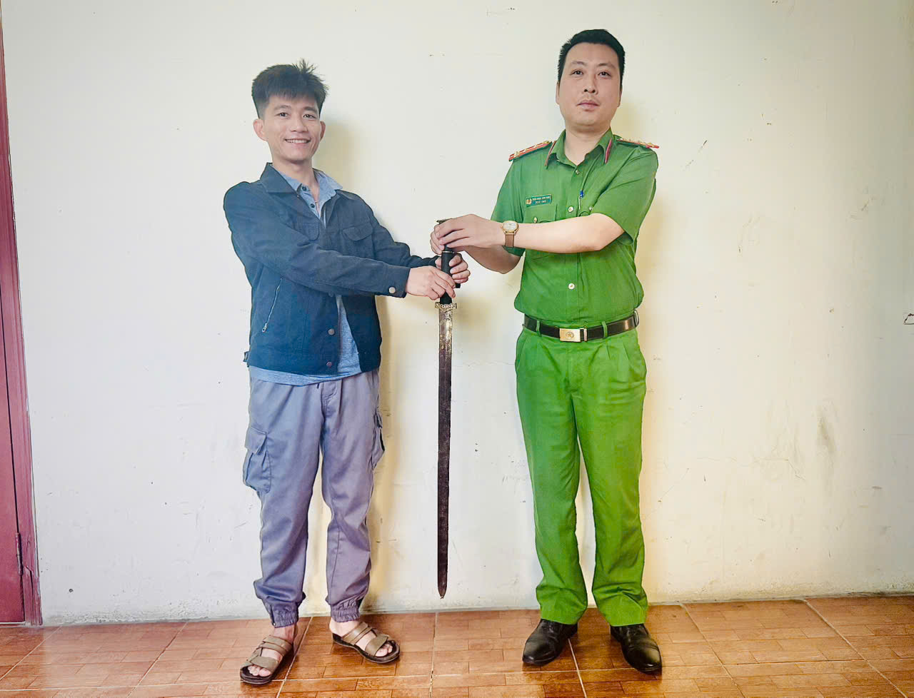 Tuyên truyền, vận động nhân dân giao nộp vũ khí, vật liệu nổ, công cụ hỗ trợ