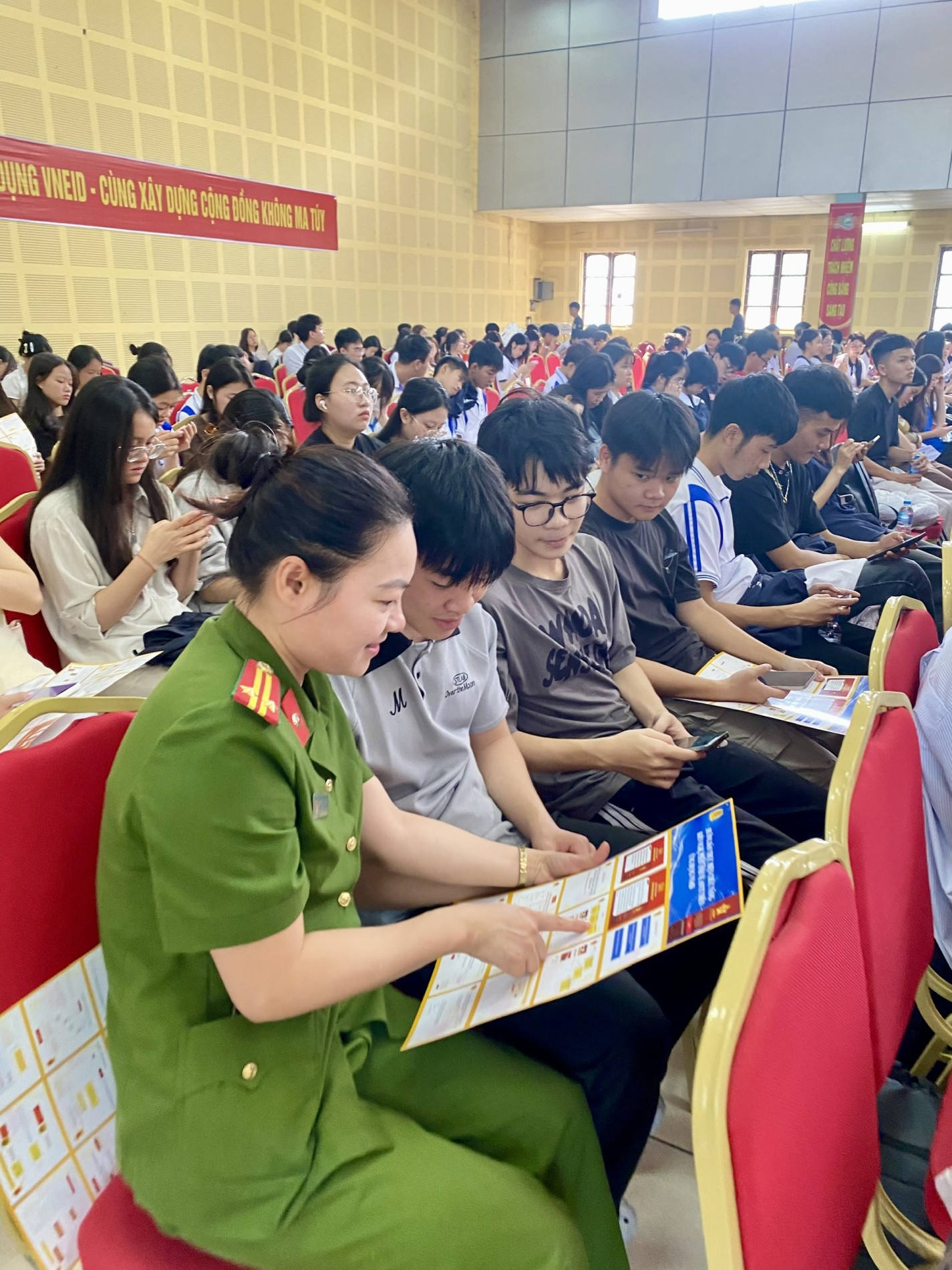 Cán bộ Công an phường Quyết Thắng hướng dẫn người dân cách ứng dụng nền tảng VNeID trong công tác tố giác tội phạm