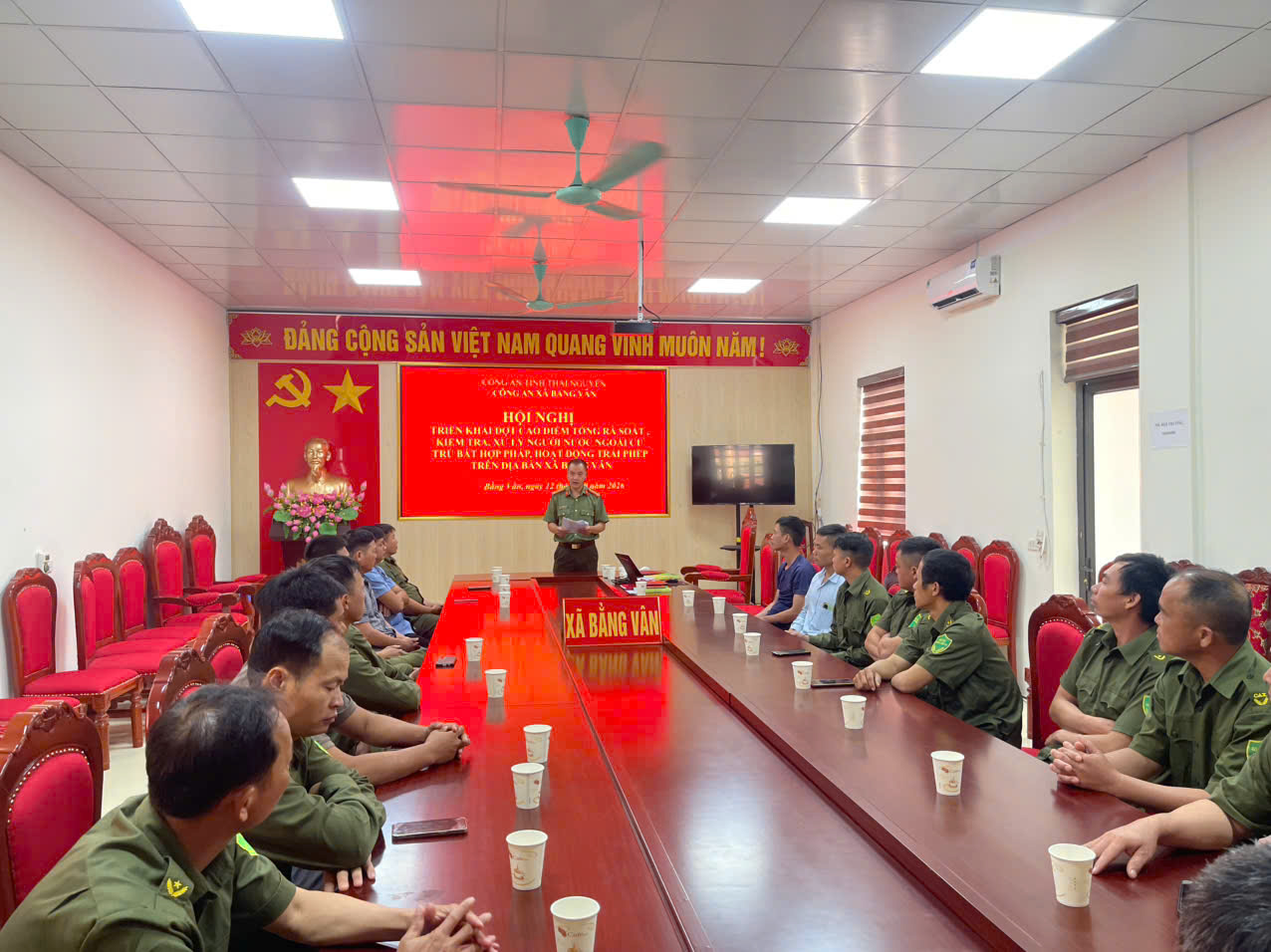 Các đại biểu tham dự Hội nghị triển khai Kế hoạch cao điểm kiểm tra, quản lý cư trú người nước ngoài tại Công an xã Bằng Vân.