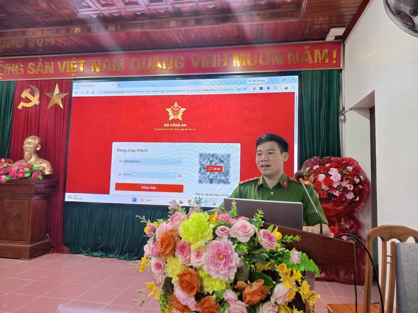 Công an xã Côn Minh tuyên truyền, hướng dẫn người dân sử dụng VNeID và các tiện ích số