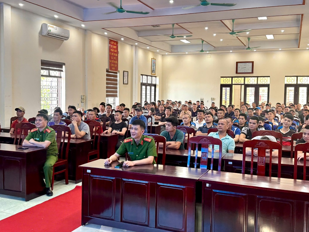 ​Học viên xem phim Mưa đỏ