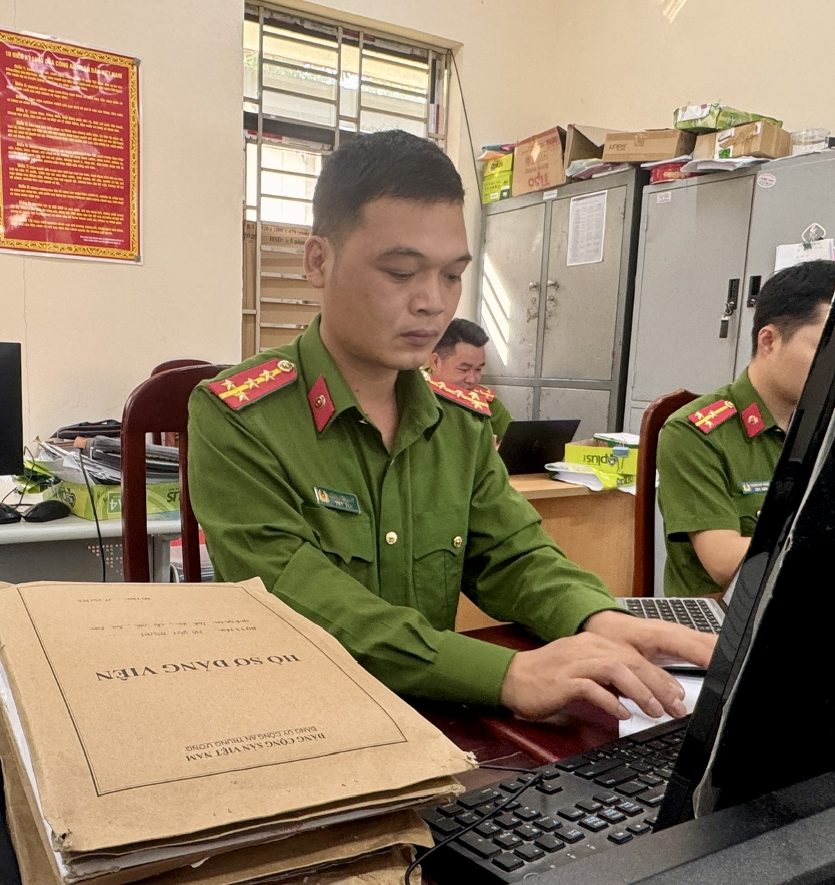 Cán bộ Công an xã số hóa hồ sơ Đảng viên